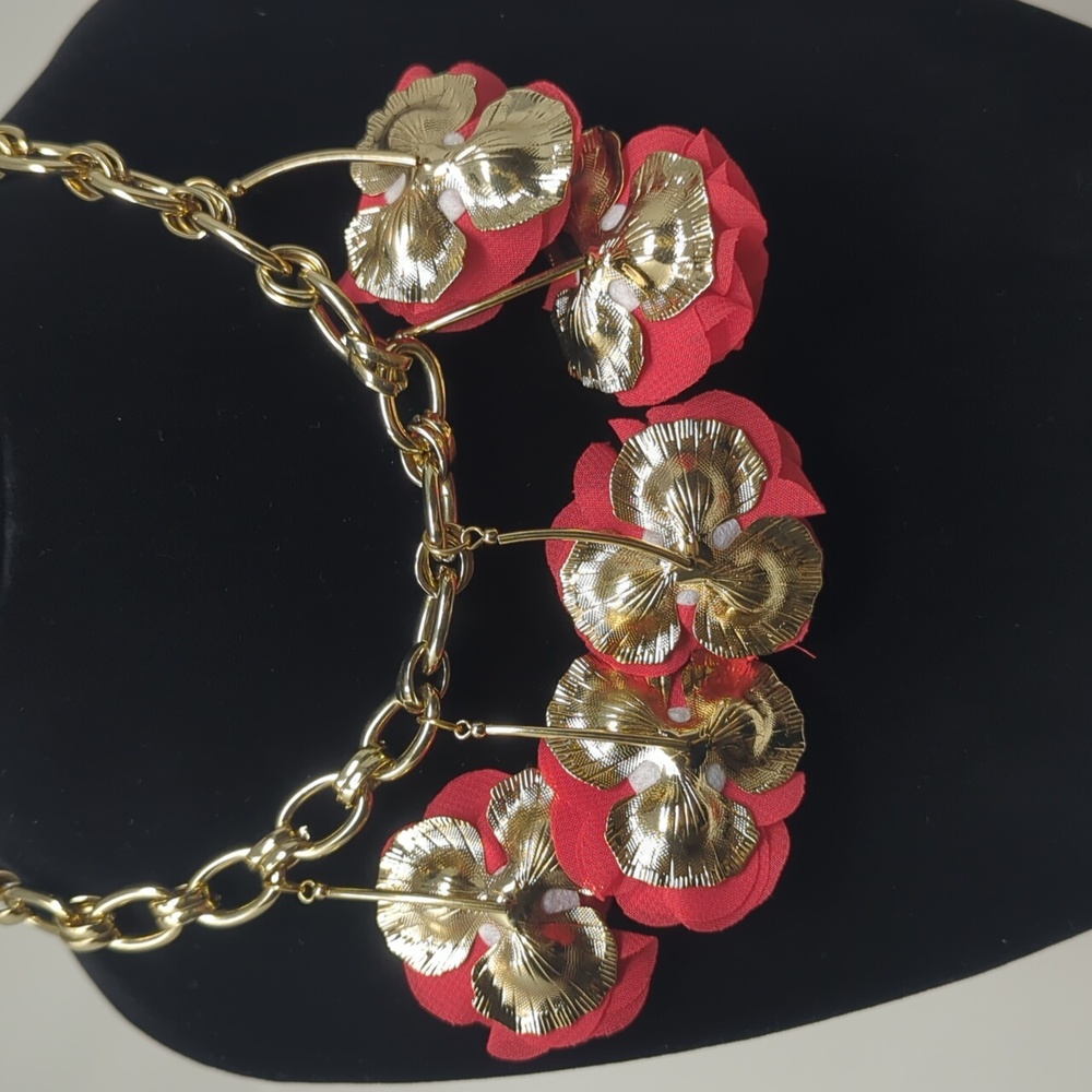 Red flower statement necklace - Picture 5 of 7
